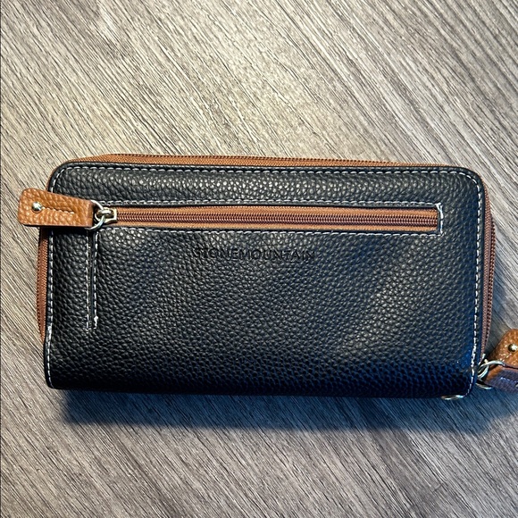 Stone Mountain Pebbled Leather Wallet - Picture 4 of 9